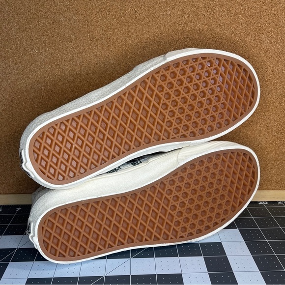 Vans
Sk8-hi
Vr3 cush
Desert embroidered
NWOT - Picture 8 of 12